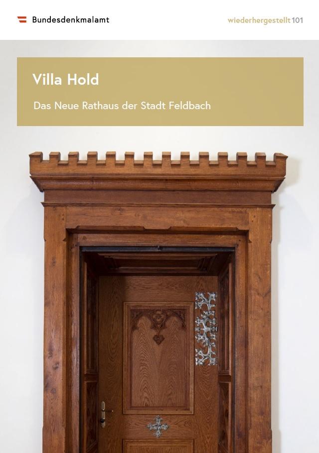 Eingangstür aus Holz in der Villa Hold