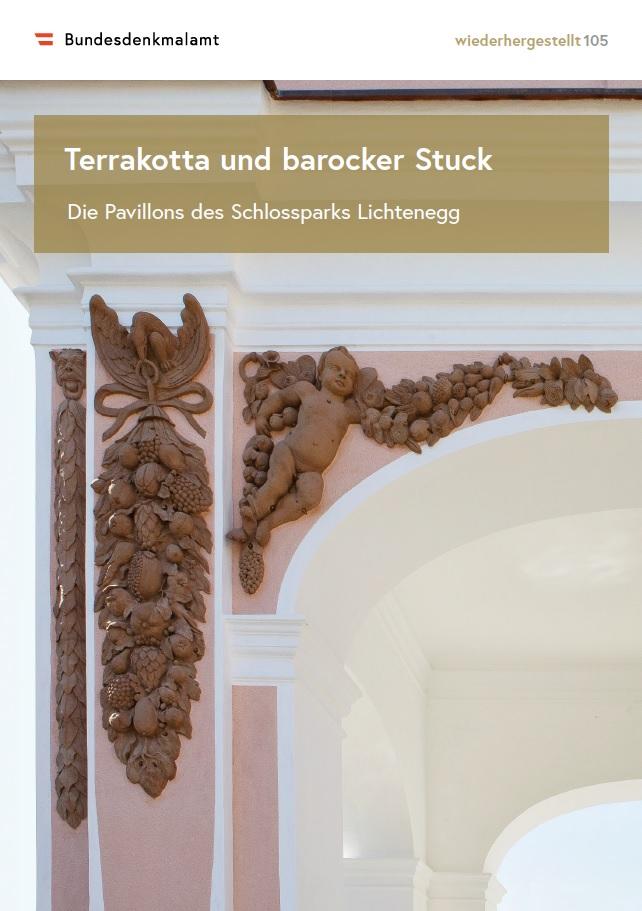 Detail eines mit Terrakotta verzierten Torbogens im Schlosspark Lichtenegg