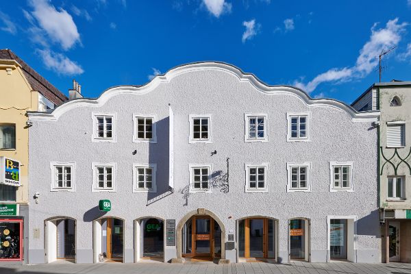 Außenansicht eines großen Hauses mit weißer Fassade