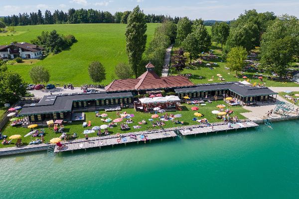 Luftbildaufnahme des Strandbades in Mattsee