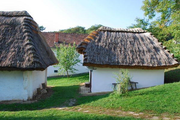 mehrere Weinkeller in Heiligenbrunn