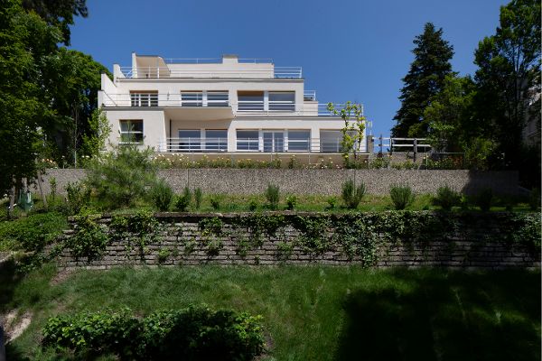 Außenansicht der Villa Rezek, Blick vom Garten auf das Gebäude