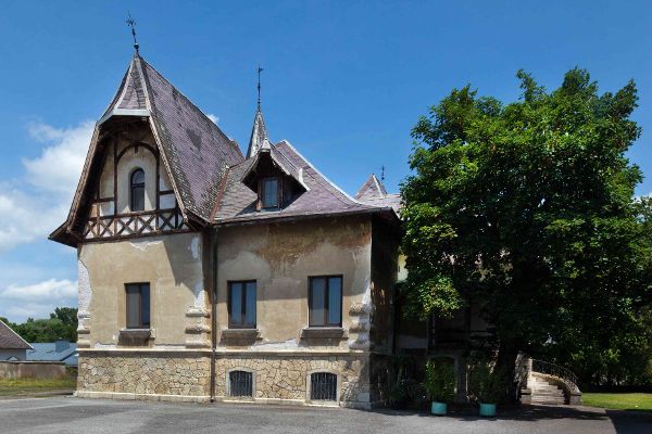 Rückansicht der Villa Schreder in Gattendorf, Zustand vor der Restaurierung