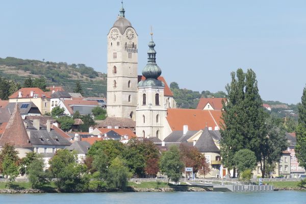  Landschaft mit Kirche an einem Fluss