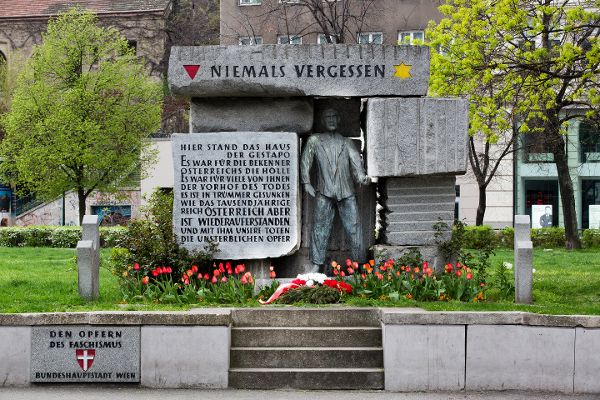 Ansicht eines Mahnmales aus Stein für die Opfer des Faschismus in Wien am Morzinplatz
