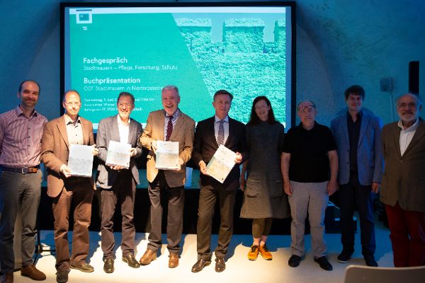 Gruppenfoto zum Fachgespräch "Stadtmauern in Niederösterreich"