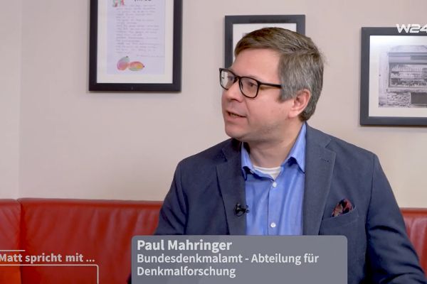 ein Mann (Paul Mahringer) wird interviewt - Filmaufnahme