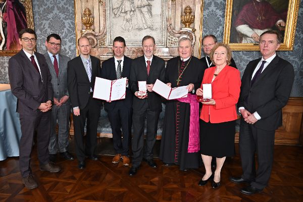 Gruppenfoto zur Verleihung des Leopoldskreuzes am 19.4. an Hermann Fuchsberger und Margit Kohlert