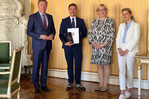 Gruppenfoto mit Präsident Christoph Bazil, Landeskonservator Daniel Resch, Fachdirektorin Petra Weiss, Hildegard Drechsler