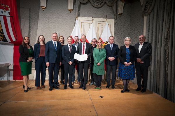 Gruppenfoto der Verleihung des Landespreises für Denkmalpflege 2023 in Oberösterreich (Linz)