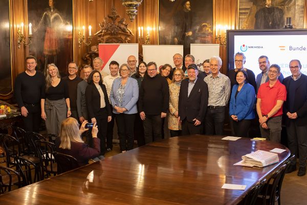 Gruppenfoto der Preisträger "Wiki Loves Monuments 2024" im Ahnensaal des Bundesdenkmalamtes