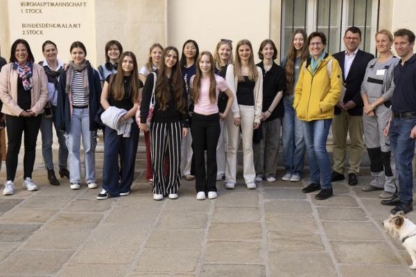 Gruppenfoto mit Hund im Schweizerhof der Wiener Hofburg