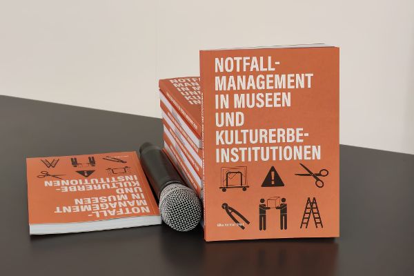Ein Stapel von Büchern mit der Aufschrift "Notfallmanagement in Museen und Kulturerbeinstitutionen"