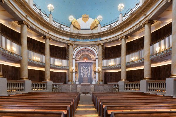 Der Wiener Stadttempel nach Restaurierung. Blick in die restaurierte Synagoge mit wiederhergestelltem Steinboden und neuen Stuhlreihen.