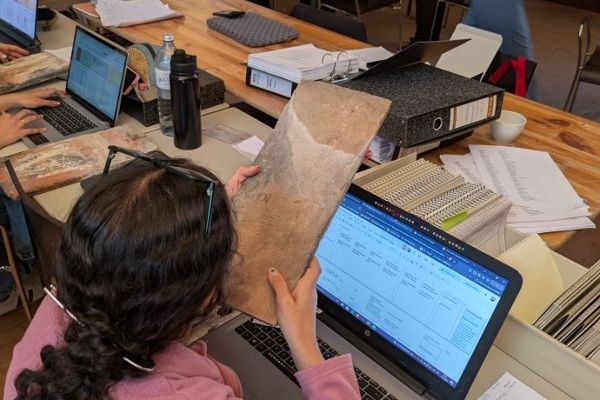 Digitalisierung der Ziegelsammlung, Studentinnen geben Daten von historischen Ziegeln in Computer ein