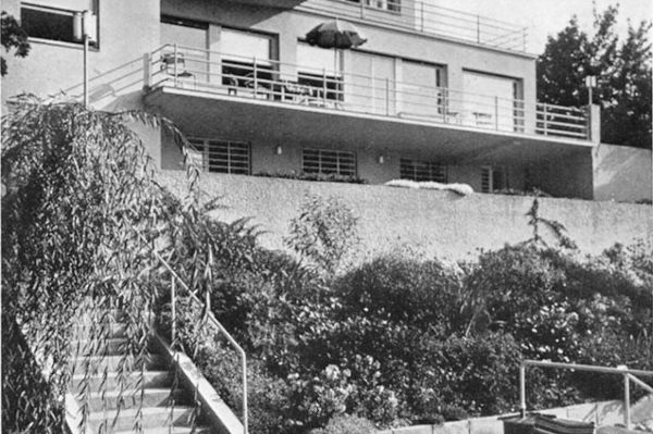 Schwarz-Weiß-Fotofragie der Villa Rezek in Wien (Außenansicht)