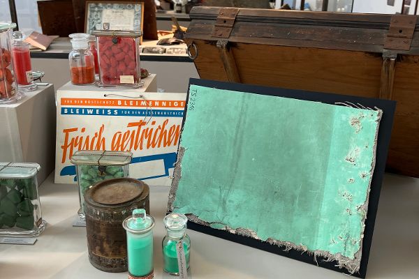 Ausstellung Farbgeschichten, eine Vitrine mit Farbpikmenten