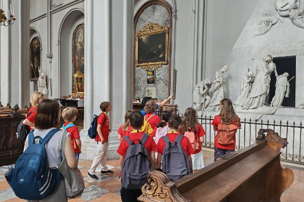Kinder stehen vor dem Grabdenkmal für Erzherzogin Marie Christine in der Augustinerkirche