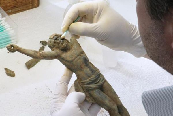 eine Hand hält ein Kreuz