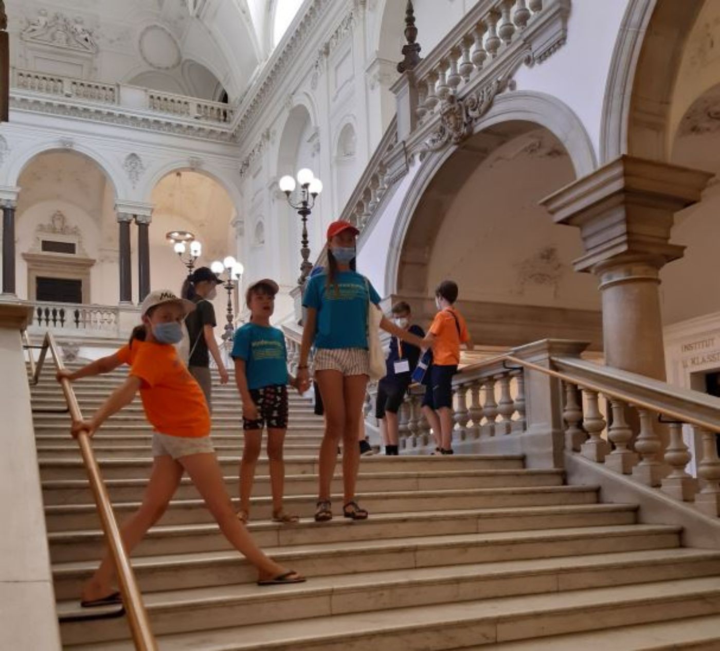 Kinder stehen in einem Stiegenhaus