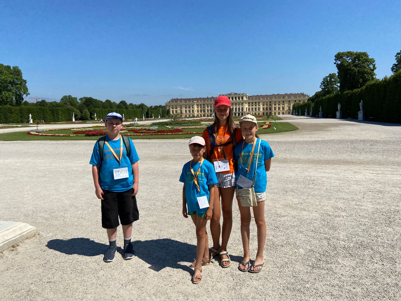 eine Kindergruppe vor Schloss Schönbrunn