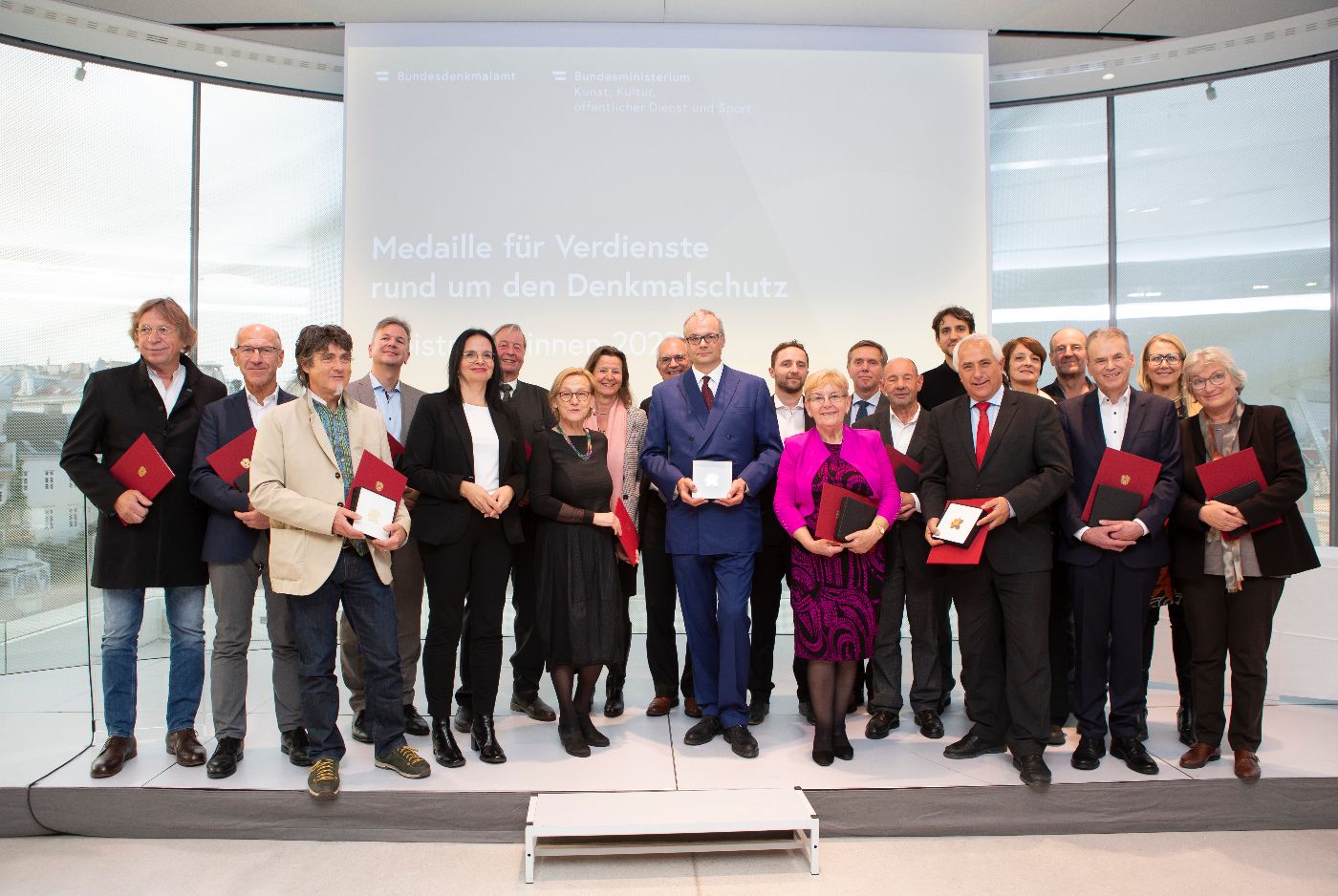 Gruppenfoto der Preisträgerinnen und Preisträger der Denkmalschutz-Medaille 2022