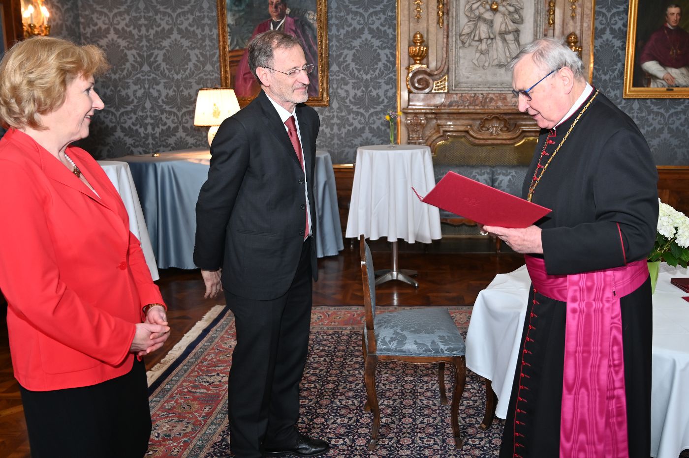 Hermann Fuchsberger und Margit Kohlert erhalten von Prälat Maximilian Fürnsinn, Administrator des Stiftes Klosterneuburg das Leopoldskreuz in Silber bzw. Bronze