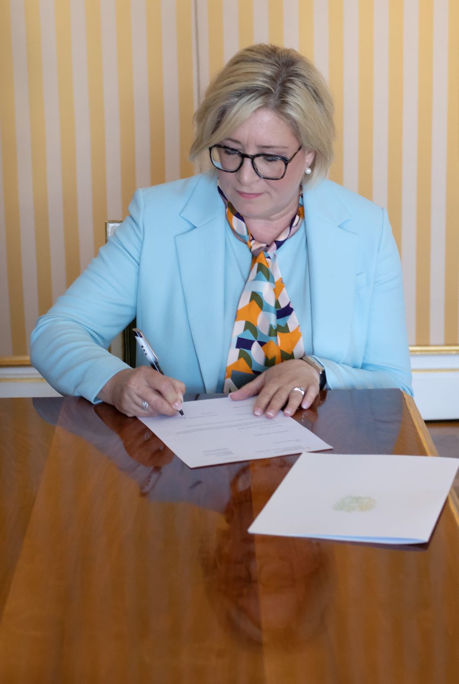 Die neue Fachdirektorin Ing. Mag. Petra Weiss unterzeichnet ihr Ernennungsdekret