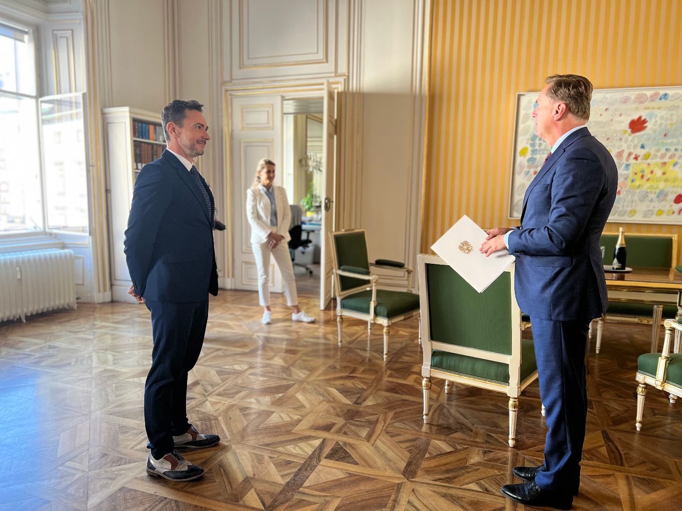 Präsident Christoph Bazil überreicht Daniel Resch das Ernennungsdekret zum Landeskonservator für Oberösterreich