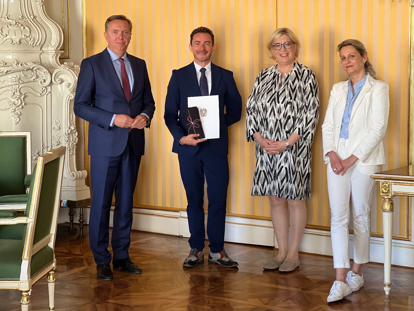 Gruppenfoto mit Präsident Christoph Bazil, Landeskonservator Daniel Resch, Fachdirektorin Petra Weiss, Hildegard Drechsler