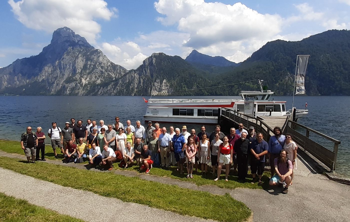 Gruppenfoto vor einem Schiff auf dem Traunsee