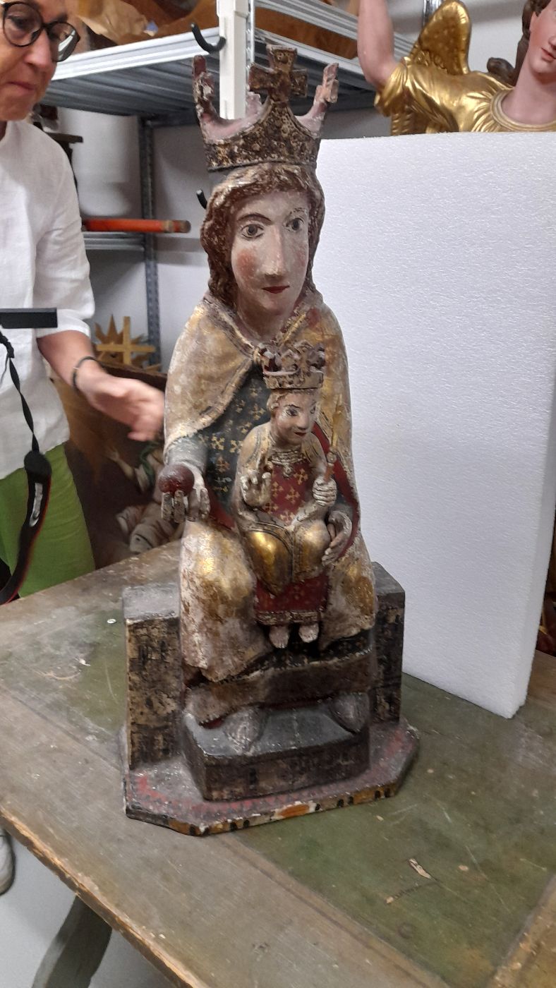 Darstellung einer mittelalterlichen Figur, Madonna mit Jesuskind auf ihrem Schoß