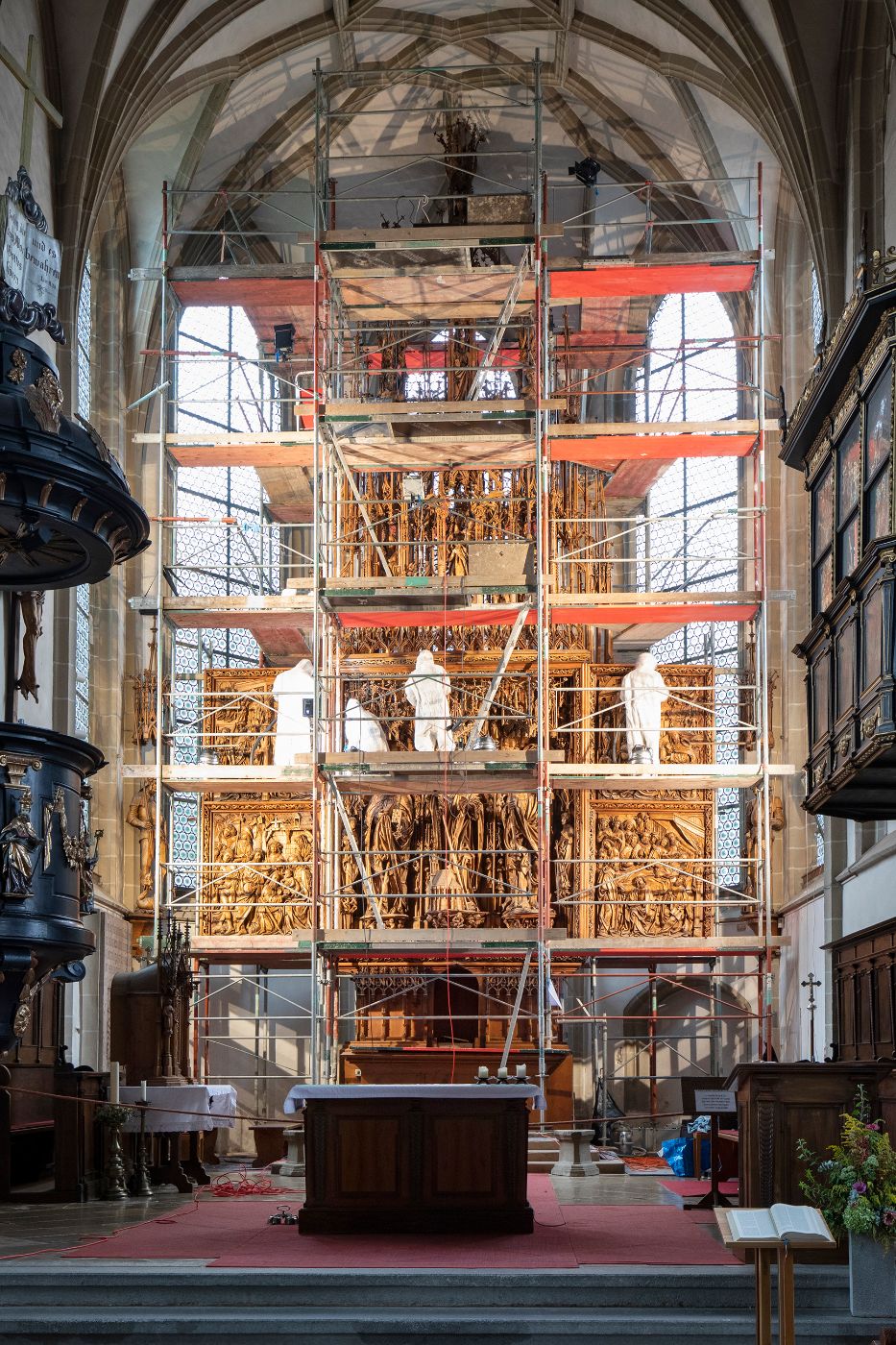 Innenansicht der Pfarrkirche in Kefermarkt: Flügelaltar mit Baugerüst