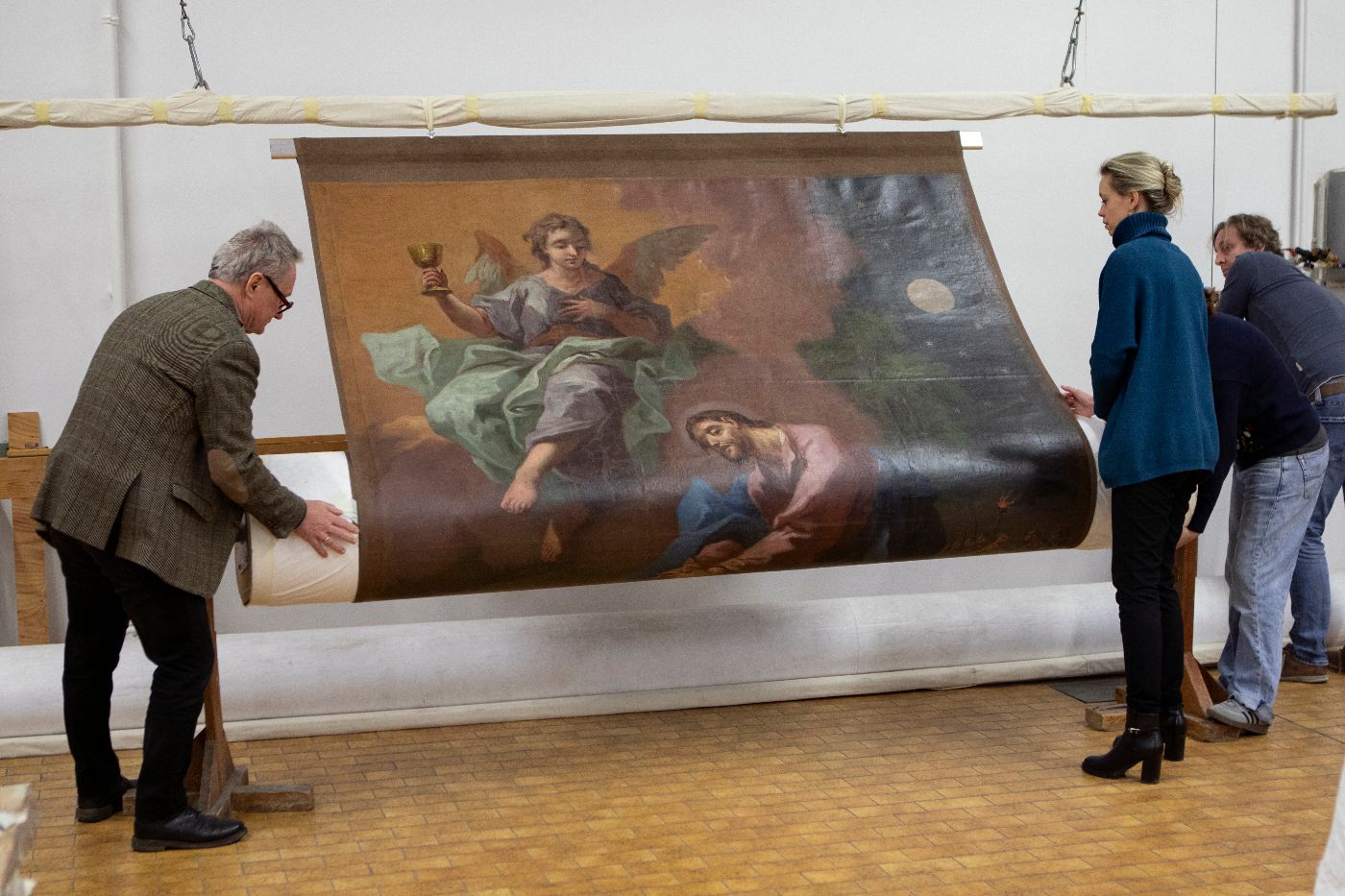 ein Bild wird auf eine Rolle aufgezogen