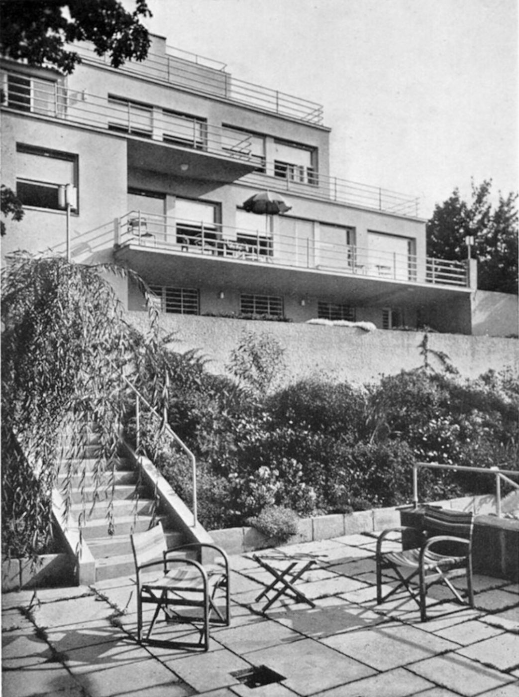 Schwarz-Weiß-Fotofragie der Villa Rezek in Wien (Außenansicht)