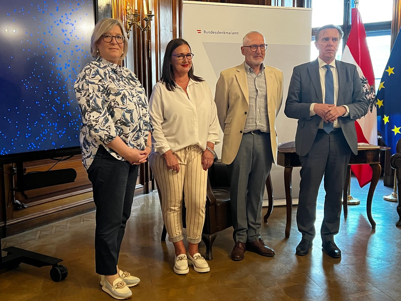 Gruppenbild mit Susanne Beseler im Ahnensaal