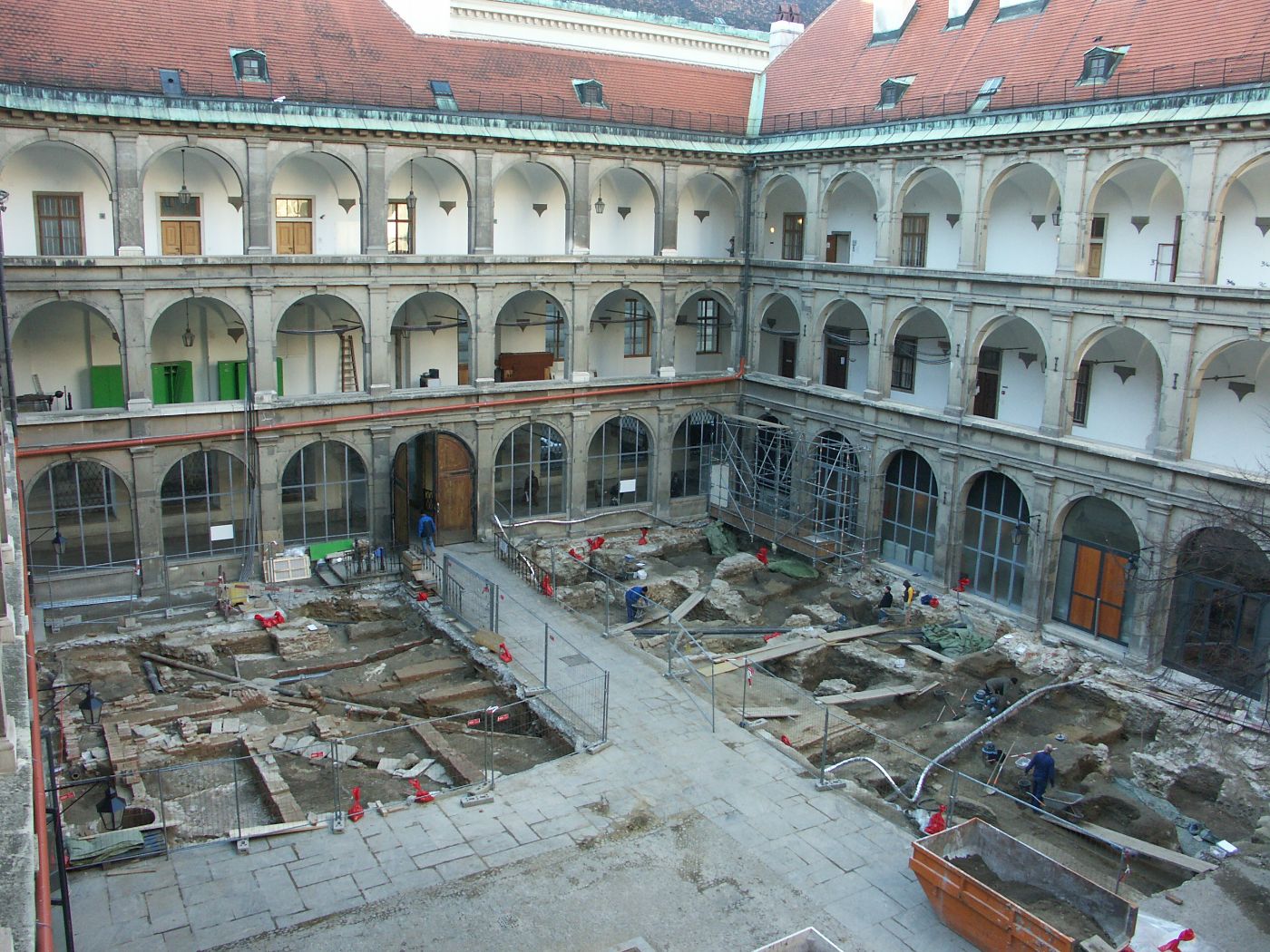 Blick auf den Innenhof der Stallburg in der Spanischen Hofreitschule mit freigelegten archäologischen Ausgrabungen