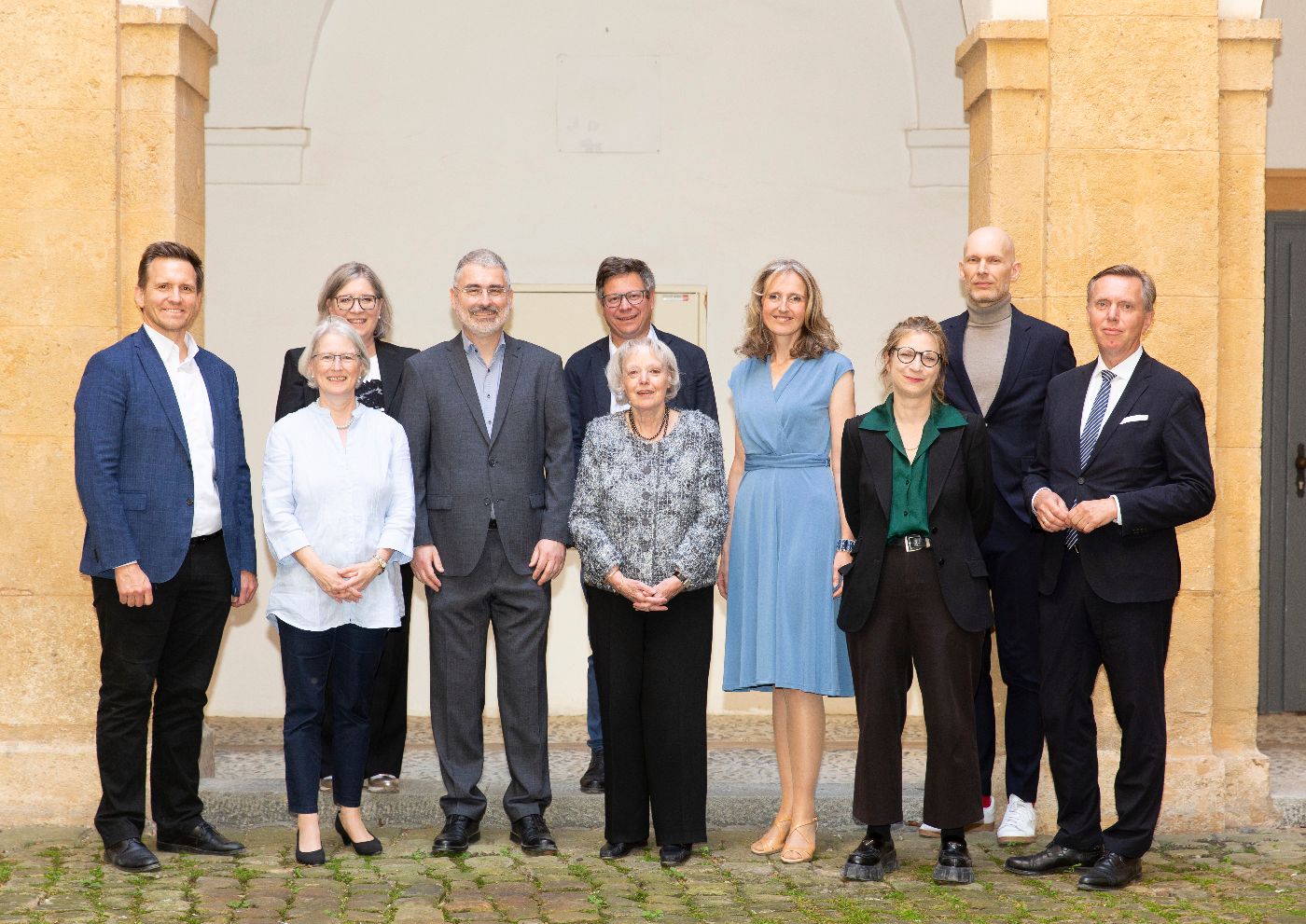 Gruppenfoto im Hof von Schloss Eggenberg