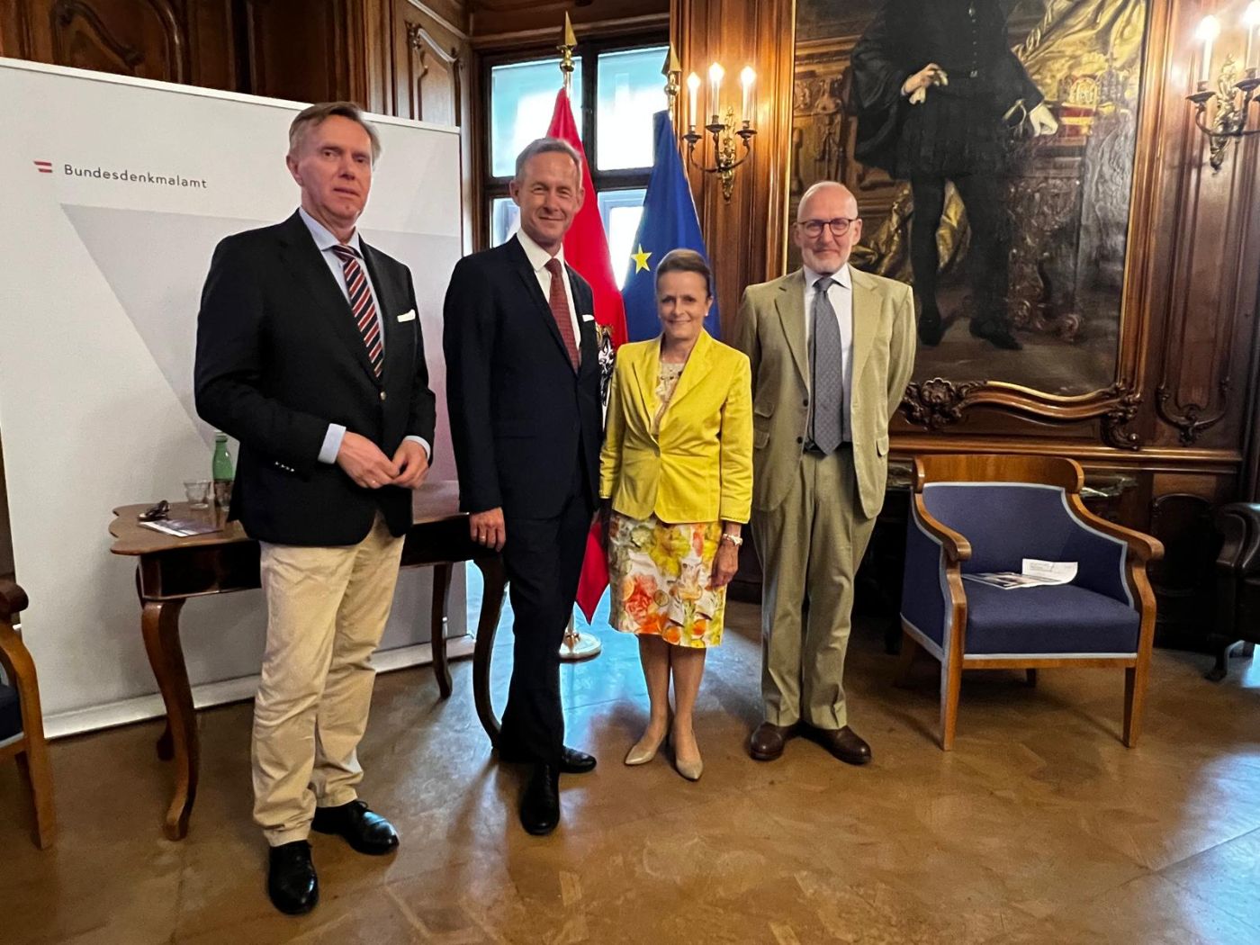 Gruppenbild im Ahnensaal des Bundesdenkmalamtes mit Christoph Bazil, Gerald Beck, Christine Dornaus und Andreas Lehne