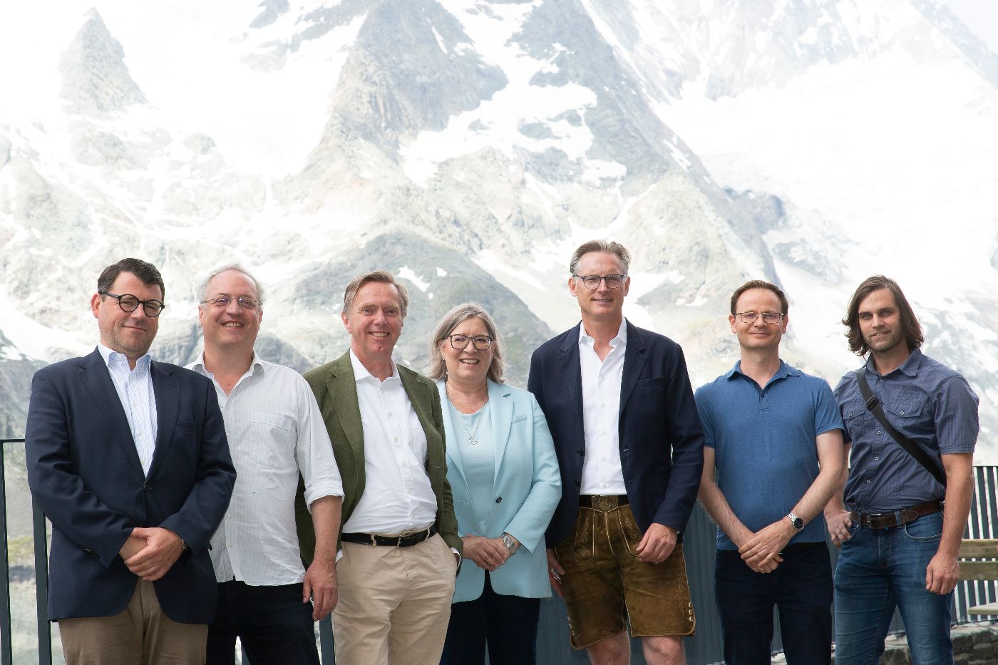 Gruppenfoto vor dem Panorama des Großglockners