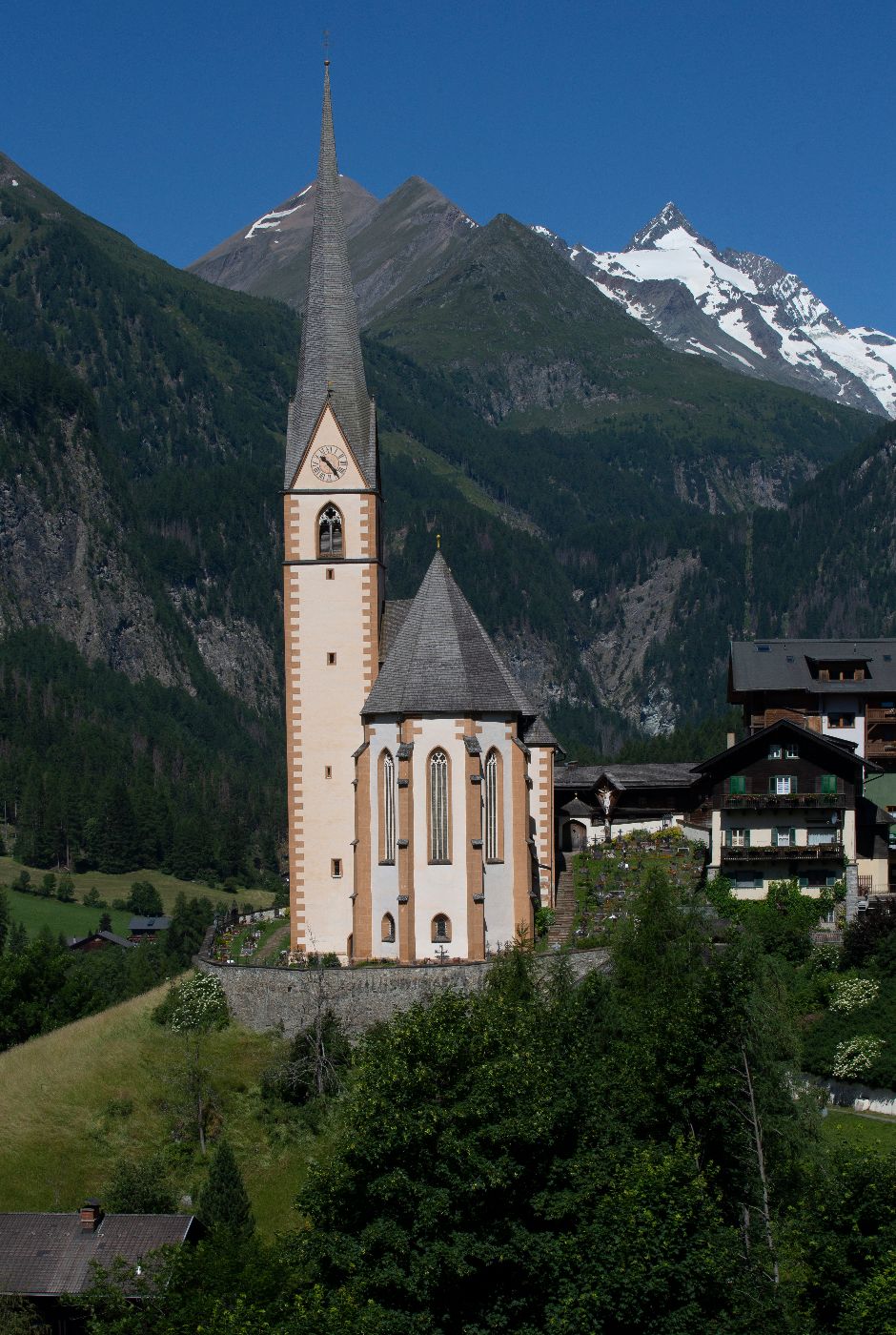 Außenansicht der Kirche von Heiligenblut