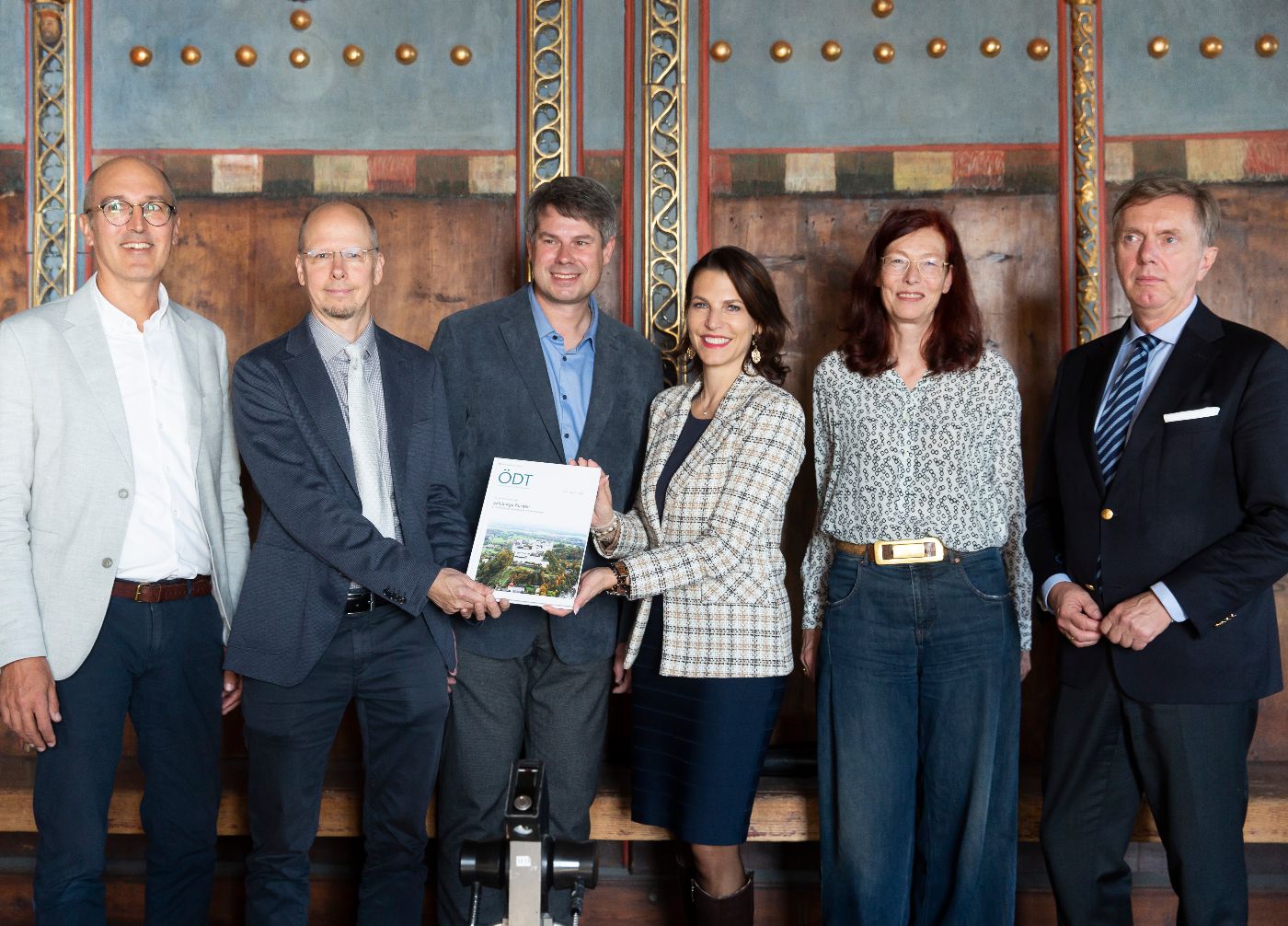 Gruppenfoto, im Bild von links nach rechts: Maximilian Brunner (Geschäftsführer der Salzburger Burgen und Schlösserbetriebsführung), Patrick Schicht (Landeskonservator für Niederösterreich, Buchautor), Igor Sapač (Architekt, Buchautor), Karoline Edtstadler (Landeshauptfrau von Salzburg), Eva Hody (Landeskonservatorin für Salzburg, Bundesdenkmalamt), Christoph Bazil (Präsident des Bundesdenkmalamtes)