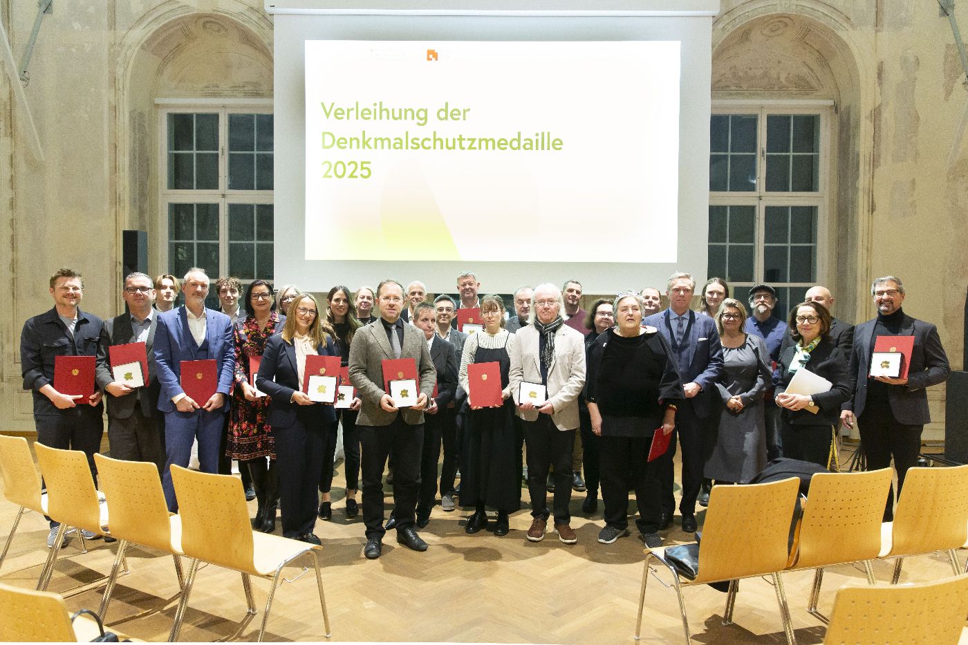 Gruppenfoto der Gewinnerinnen und Gewinner der Denkmalschutzmedaille 2025