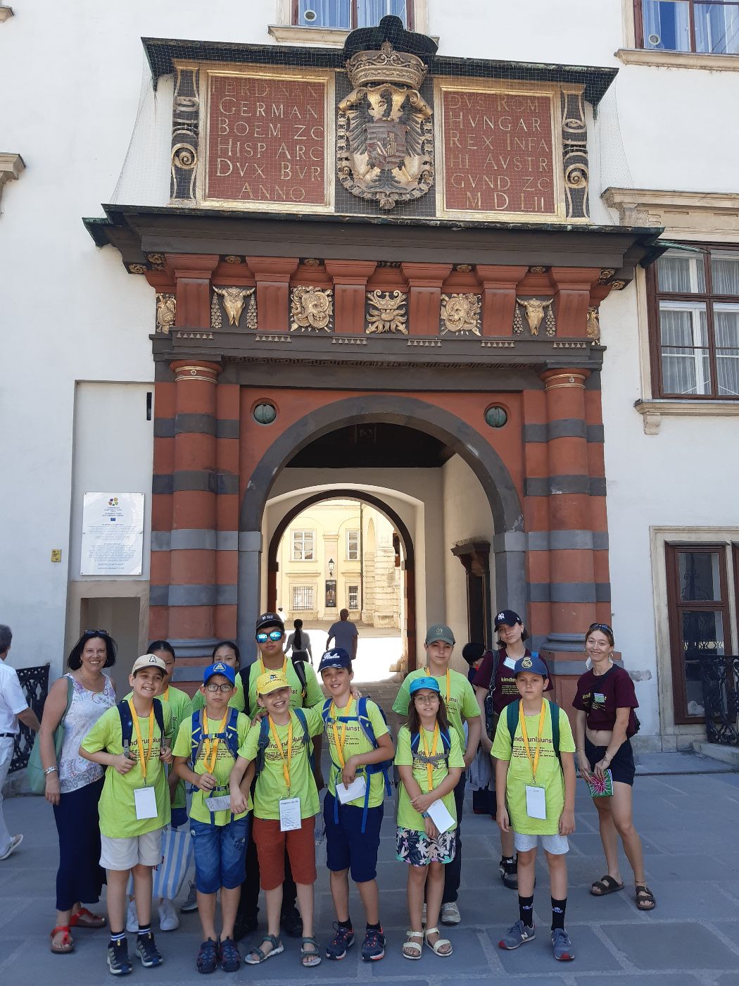 Gruppenfoto von Kindern mit Andrea Böhm vor dem Schweizertor