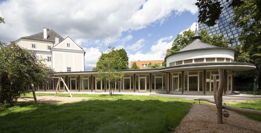 Außenansicht auf das Gebäude des Landeskindergartens in Linz