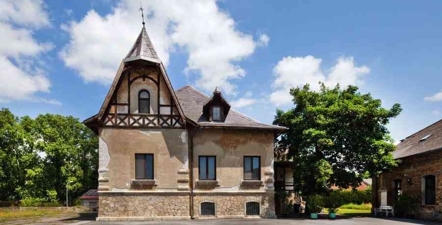 Rückansicht der Villa Schreder in Gattendorf, Zustand vor der Restaurierung