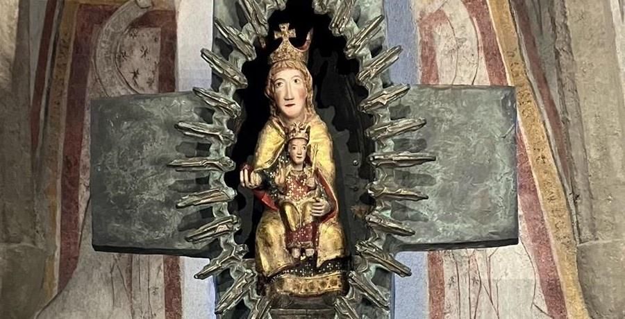 Darstellung einer mittelalterlichen Figur, Madonna mit Jesuskind auf ihrem Schoß