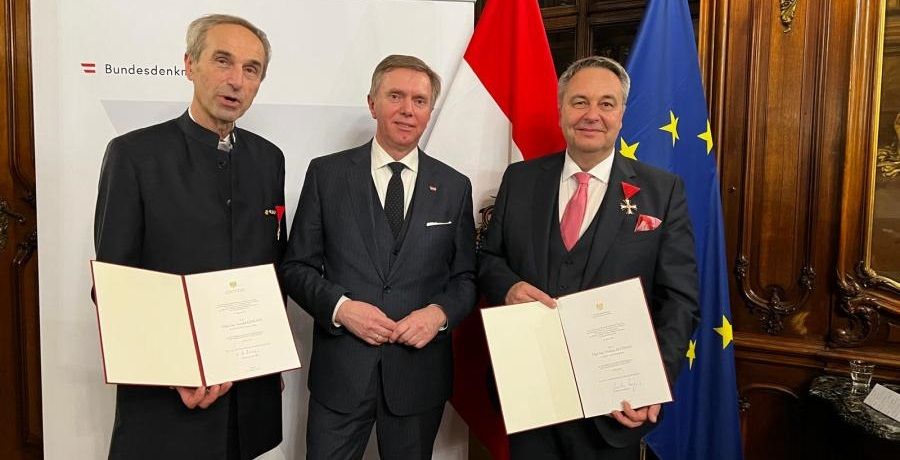 Gruppenfoto "Verleihung des Österreichischen Ehrenkreuzes für Wissenschaft und Kunst an Harald Gnilsen und Markus Michael Zechner" am 17. Dezember 2025 im Ahnensaal des Bundesdenkmalamtes<br/>im Bild von links nach rechts: Harald Gnilsen, Christoph Bazil (Präsident des Bundesdenkmalamtes) und Markus Zechner