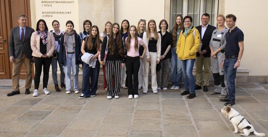 Gruppenfoto mit Hund im Schweizerhof der Wiener Hofburg