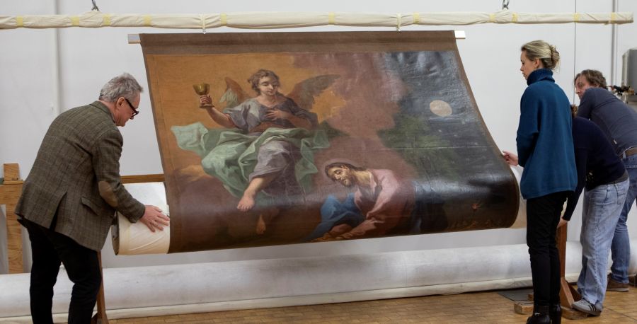 Ein Bild wird auf eine Rolle aufgezogen